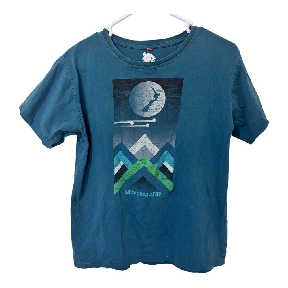 3/$15 Kiwi Planet forest green New Zealand graphic tshirt size Small